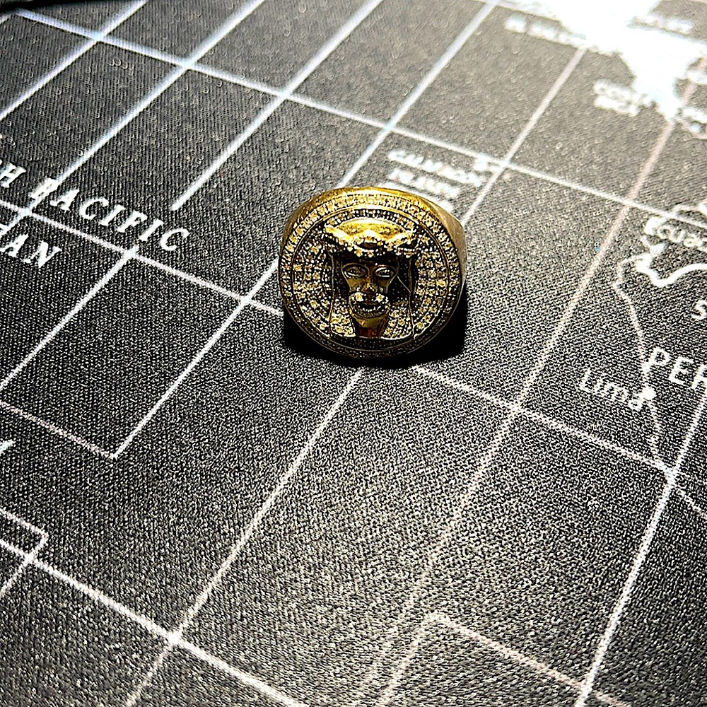10 k gold Jesus head ring *real diamonds (I-1)*